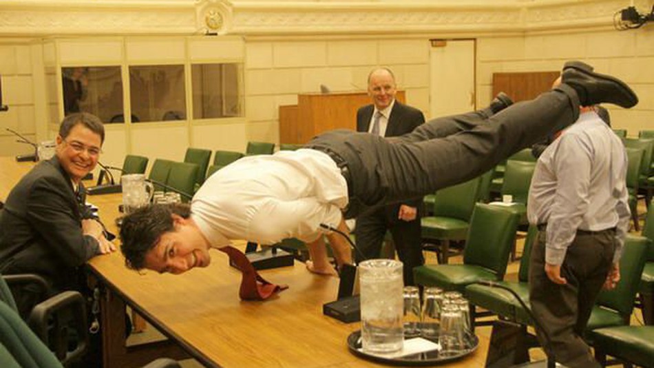 現任加拿大總理 賈斯汀‧杜魯道做瑜伽「孔雀式」。(取材自mashable.com)
